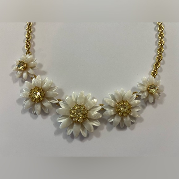 Talbots White Flower Statement Necklace NWT - Picture 4 of 6